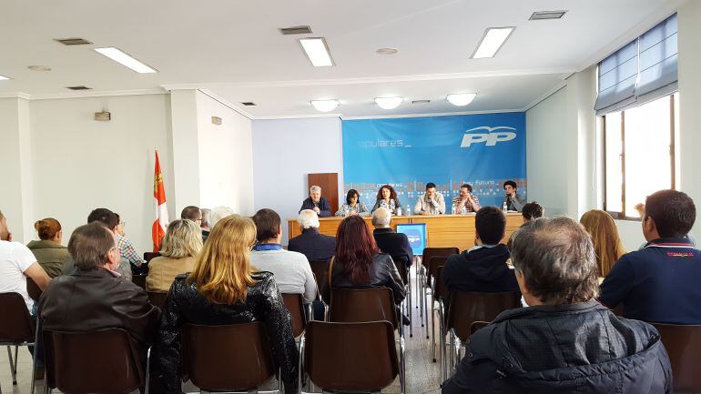 La alcaldesa y su grupo, ante la militancia