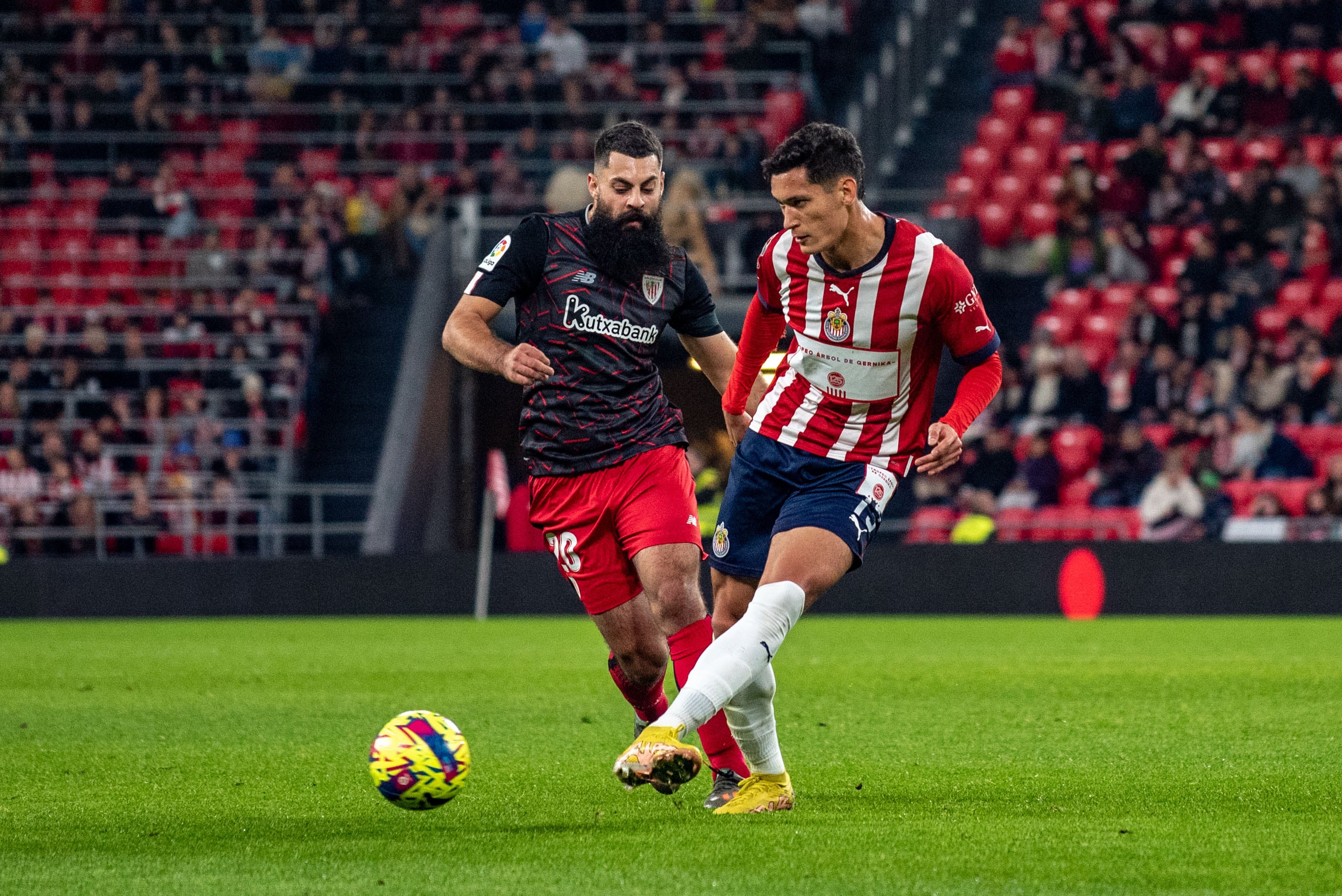 BILBAO, 11/12/2022.- El defensa del Guadalajara Gilberto Orozco (d) juega un balón ante el delantero del Athletic Club de Bilbao Asier Villalibre (i), durante el partido amistoso que Athletic Club Bilbao y Club Deportivo Guadalajara disputan este domingo en el estadio de San Mamés, en Bilbao. EFE/ Javier Zorrilla
