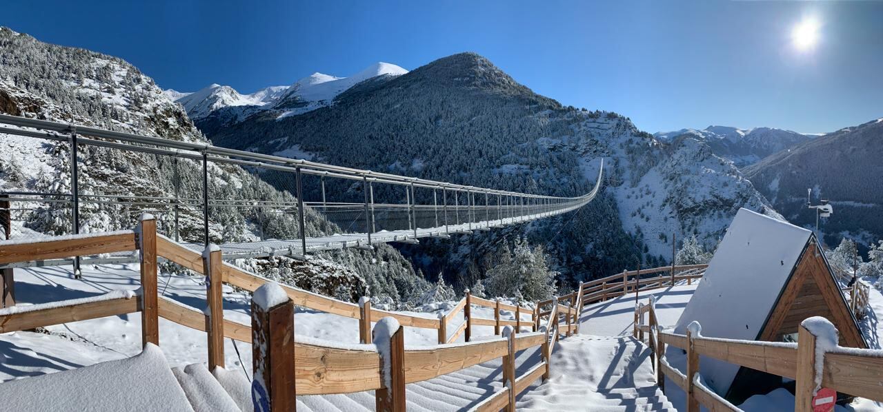 Aspecte del pont tibetà durant aquestes vacances de Setmana Santa. L'atracció ha rebut 2.000 visitants.