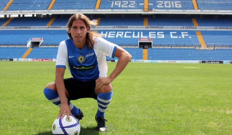 Checa posa durante su presentación