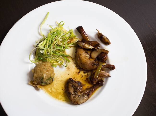 Corona de jamoncitos de codorniz sobre guisote gastoreño.