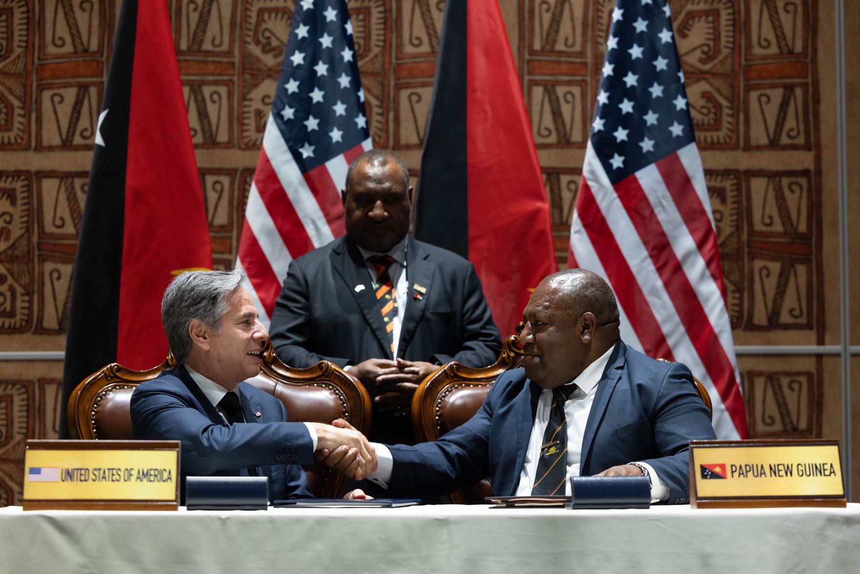 El Secretario de Estado de Estados Unidos, Antony Blinken, y el inistro de Defensa de Papúa Nueva Guinea, Win Daki