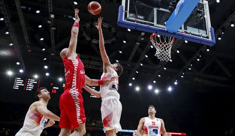 Pau Gasol defiende un ataque del equipo polaco en octavos de final del Eurobasket.