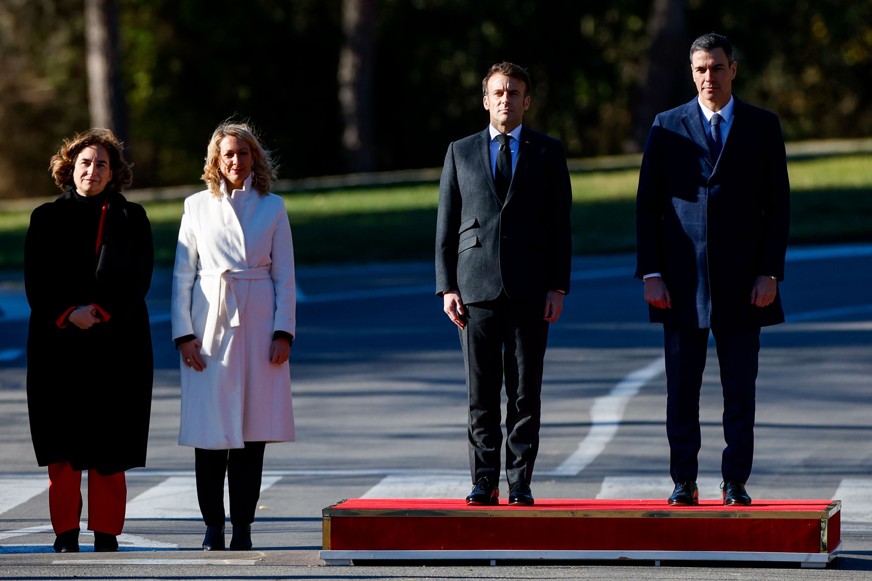 El president del Govern, Pedro Sánchez (d), i el president francès, Emmanuel Macron, escolten els himnes dels seus respectius països, en presència de la delegada del Govern a Catalunya, Maria Eugènia Gay Rosell (2i), i l&#039;alcaldessa de Barcelona, Ada Colau, a la seva arribada a la Cimera Hispanofrancesa que se celebra, aquest dijous, a Barcelona