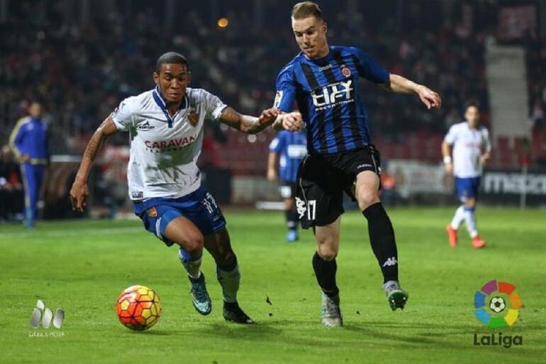 Hinestroza pugna por un balón