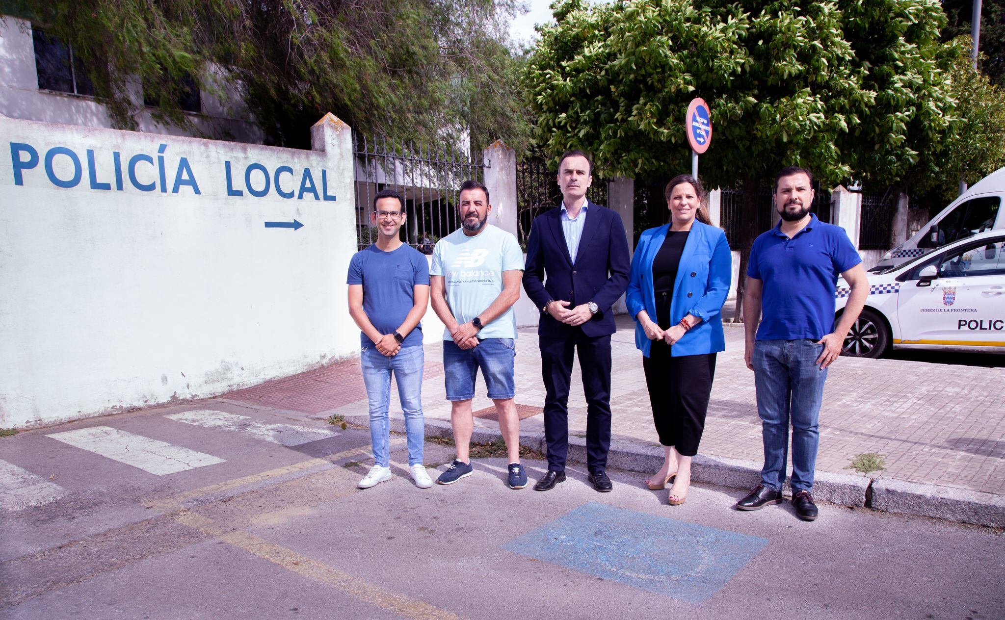 Manuel Méndez, junto a Estefanía Brazo y Cristo García, con los miembros del Sindicato Independiente de la Policía Local.