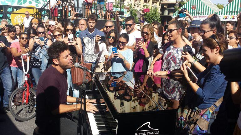 Pablo López canta en directo en la Plaza de las Tendillas de Córdoba.