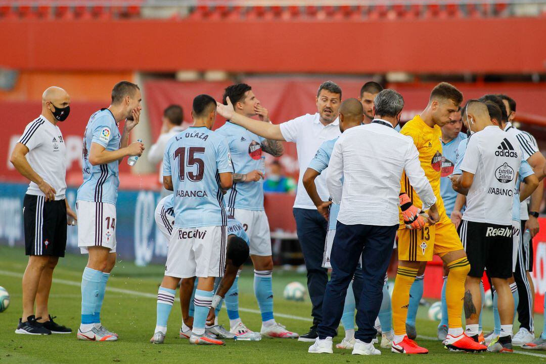 Oscar da instrucciones a sus futbolistas durante la pausa de hidratación