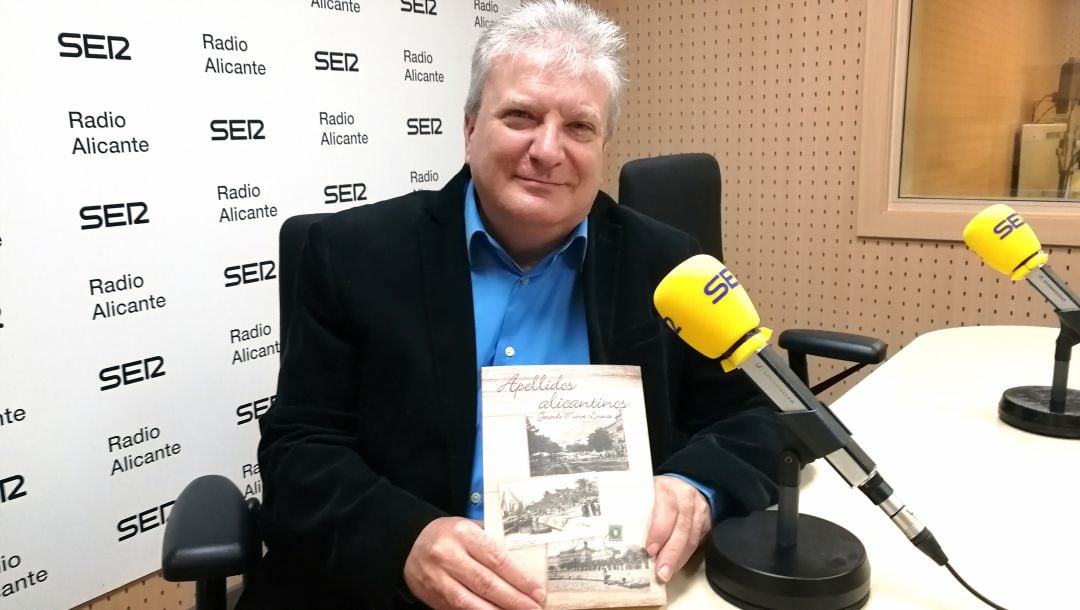 Gerardo Muñoz con un ejemplar de su nuevo libro &quot;Apellidos Alicantinos&quot;