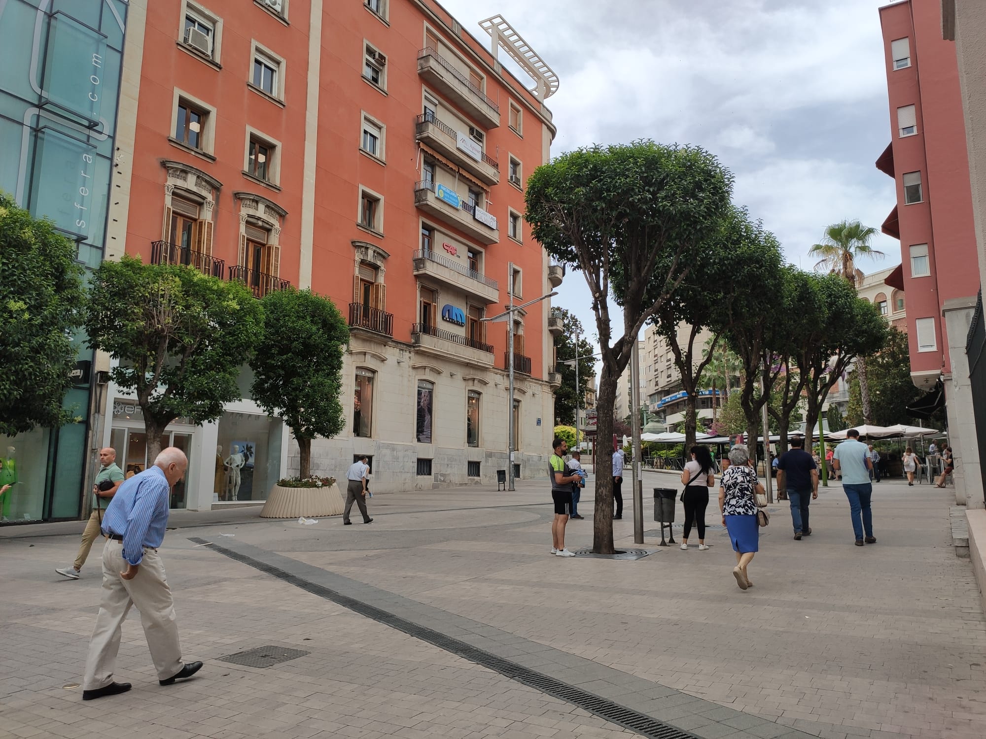 Personas pasean por la céntrica calle Roldán y Marín de Jaén capital