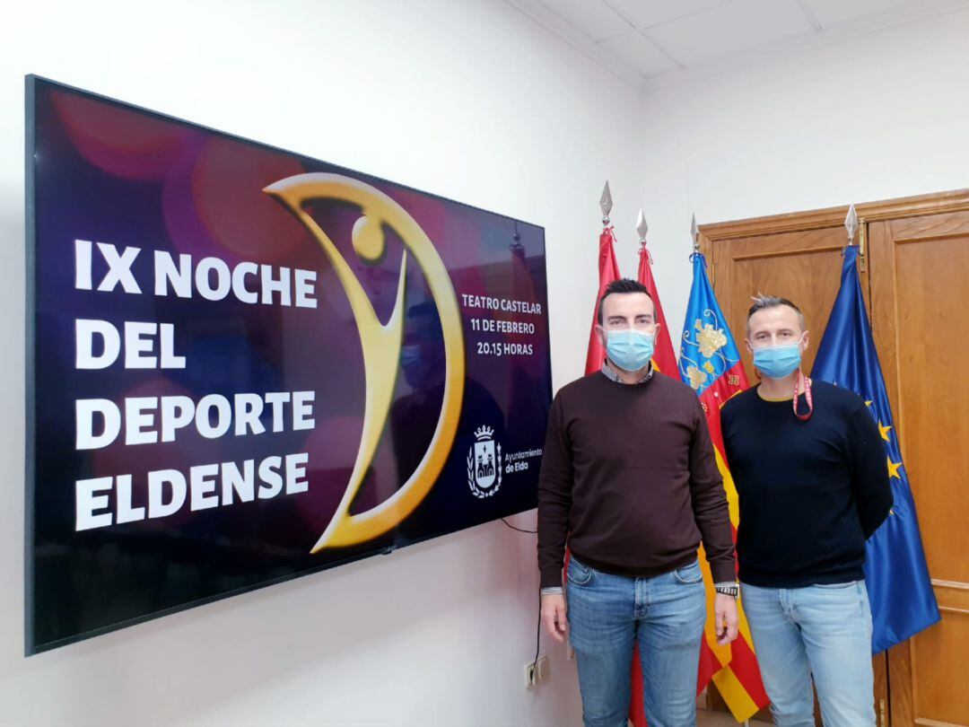 El edil de Deportes, Fernando Gómez (I) y el coordinador del área, Chema Martínez en la presentación en el evento