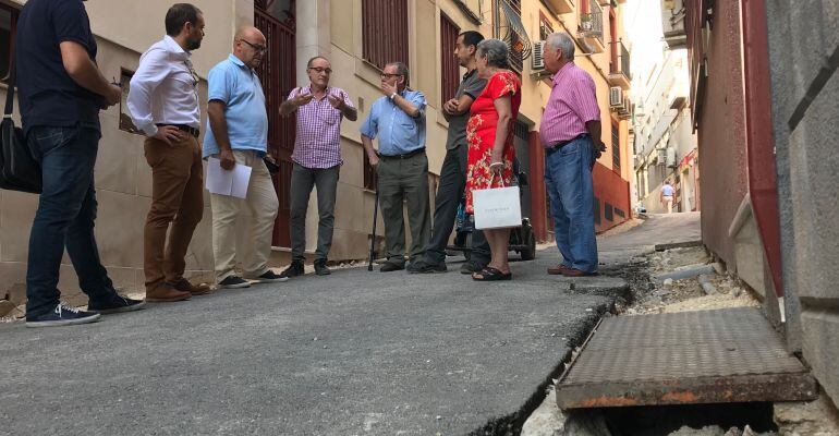 Representantes del PSOE de Jaén y vecinos de las calles Sedeño y Millán de Priego observan las obras.