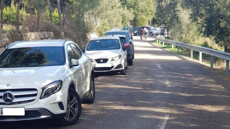 Imagen de archivo de vehículos aparcados en la carretera de la Serra de Tramuntana