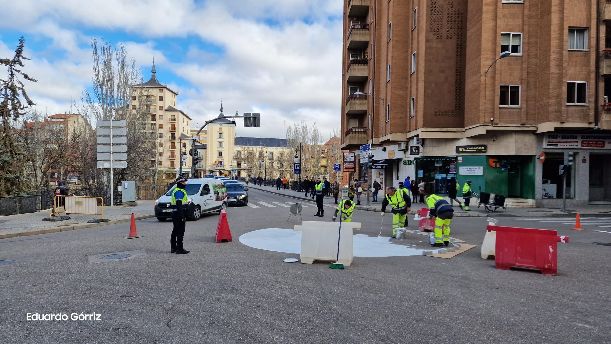 Pintando la rotonda de la Plaza de la Cadena en Aranda de Duero