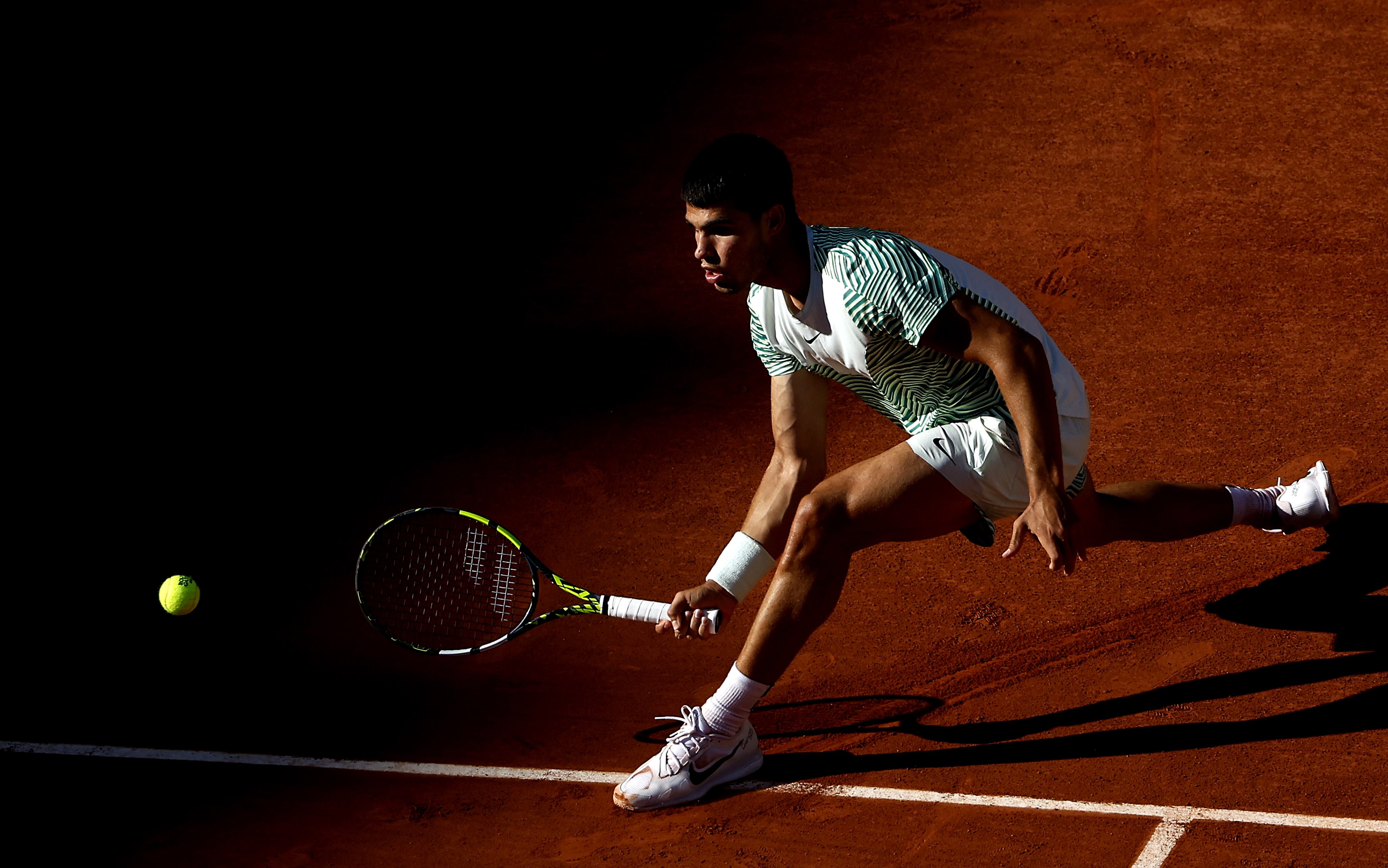 Carlos Alcaraz juega contra Denis Shapovalov en la tercera ronda de Roland Garros, en París. EFE/EPA/YOAN VALAT