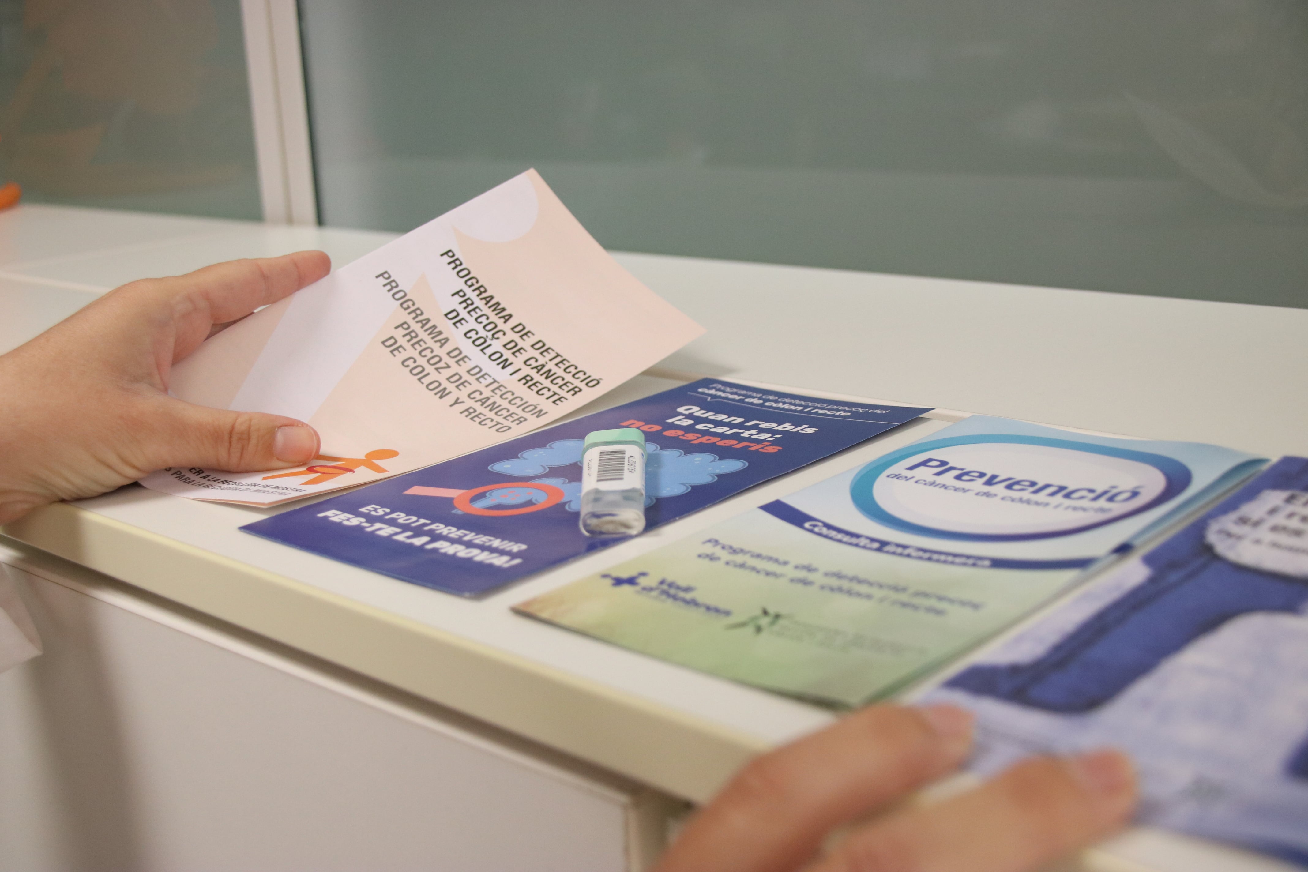Fullets informatius sobre la prevenció del càncer de còlon i una mostra per fer-se la prova
