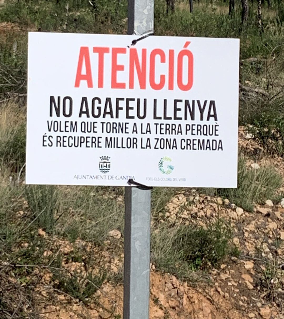 Cartel para que no se recoja la leña en Marxuquera. 