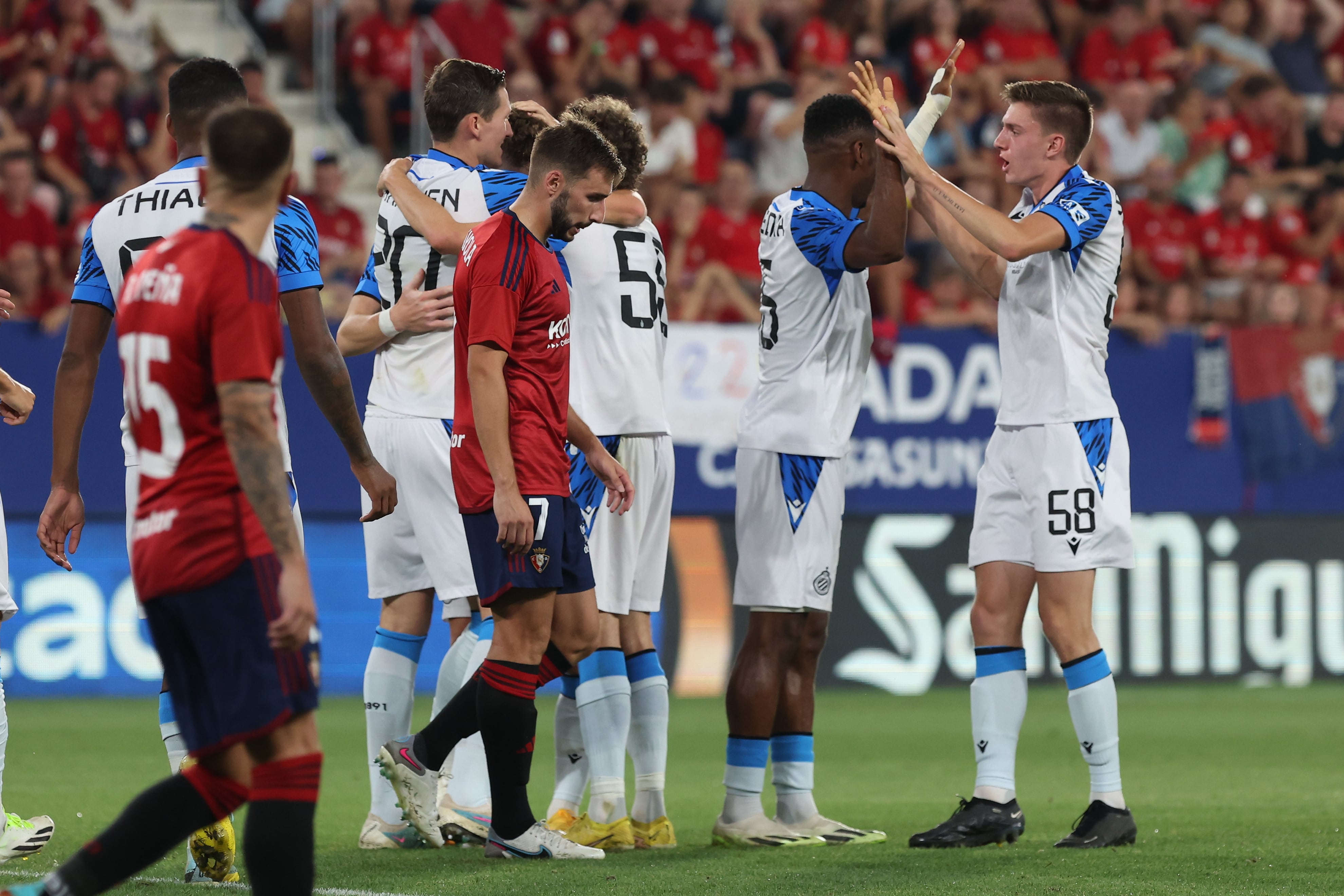 Los jugadores del Brujas celebran tras marcar ante Osasuna, durante el partido de la Liga Conferencia en el estadio de El Sadar, en Pamplona