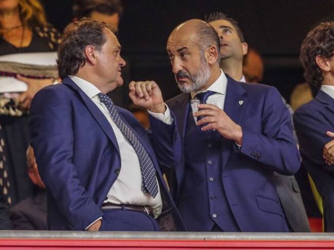 Aperribay dialoga con Elizegi, presidente del Athletic, en el palco de Anoeta