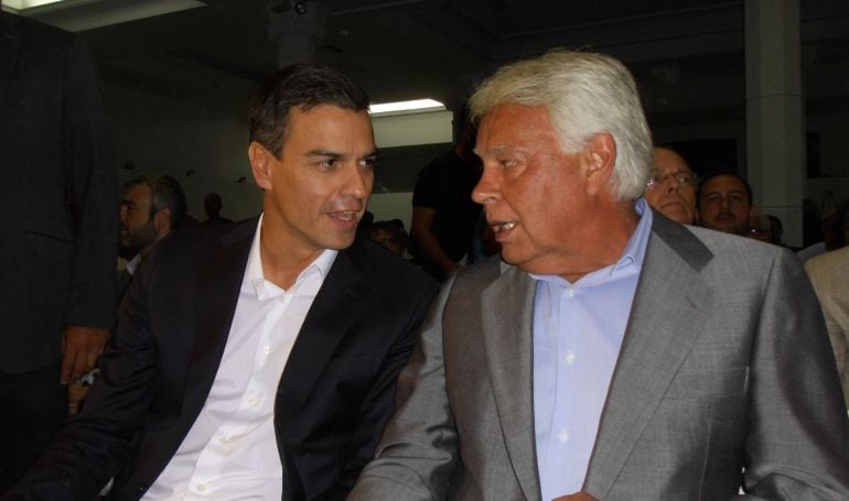 El actual secretario general del PSOE, Pedro Sánchez, charla con el expresidente del Gobierno, Felipe González. 