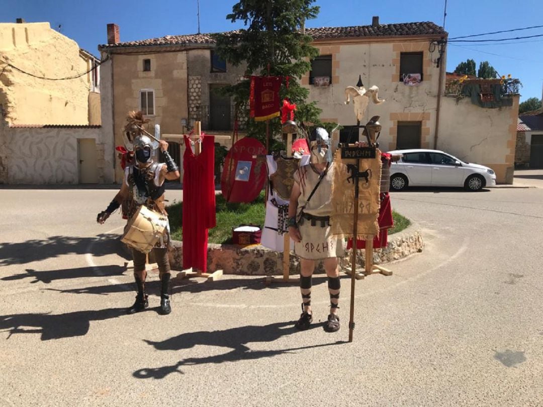 La mascarilla era este año parte inevitable del atuendo de las cohortes romanas