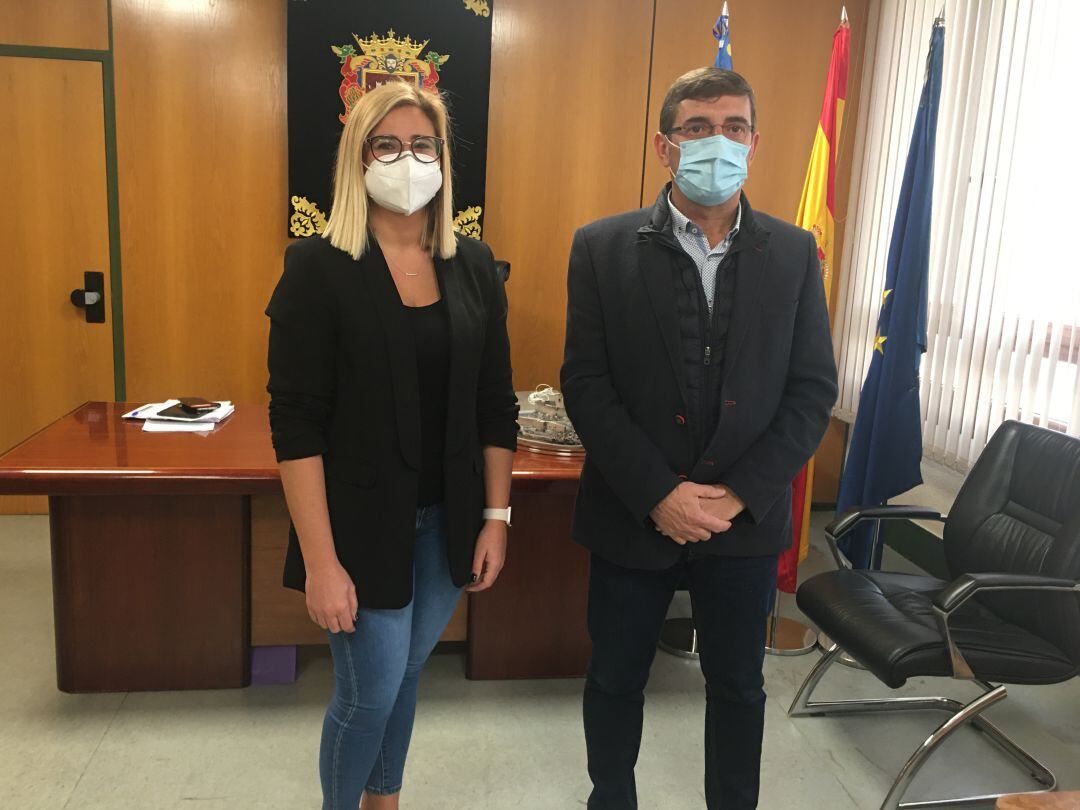 La alcaldesa de Petrer y el presidente de la Unión de Festejos 