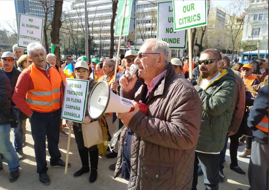 El presidente de Asaja de Alicante, Eladio Aniorte, lanzando proclamas en la protesta de agricultores llevada a cabo ante la sede de la Comisión Europea de Madrid.