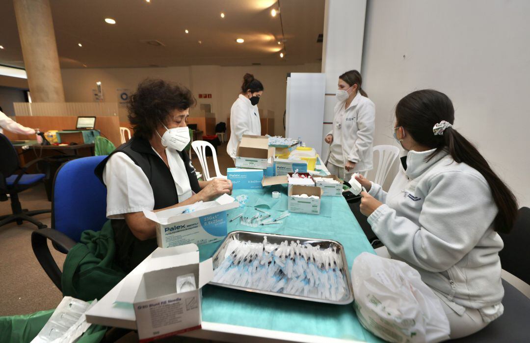 Varias sanitarias preparan la tercera dosis de la vacuna contra el Covid-19.