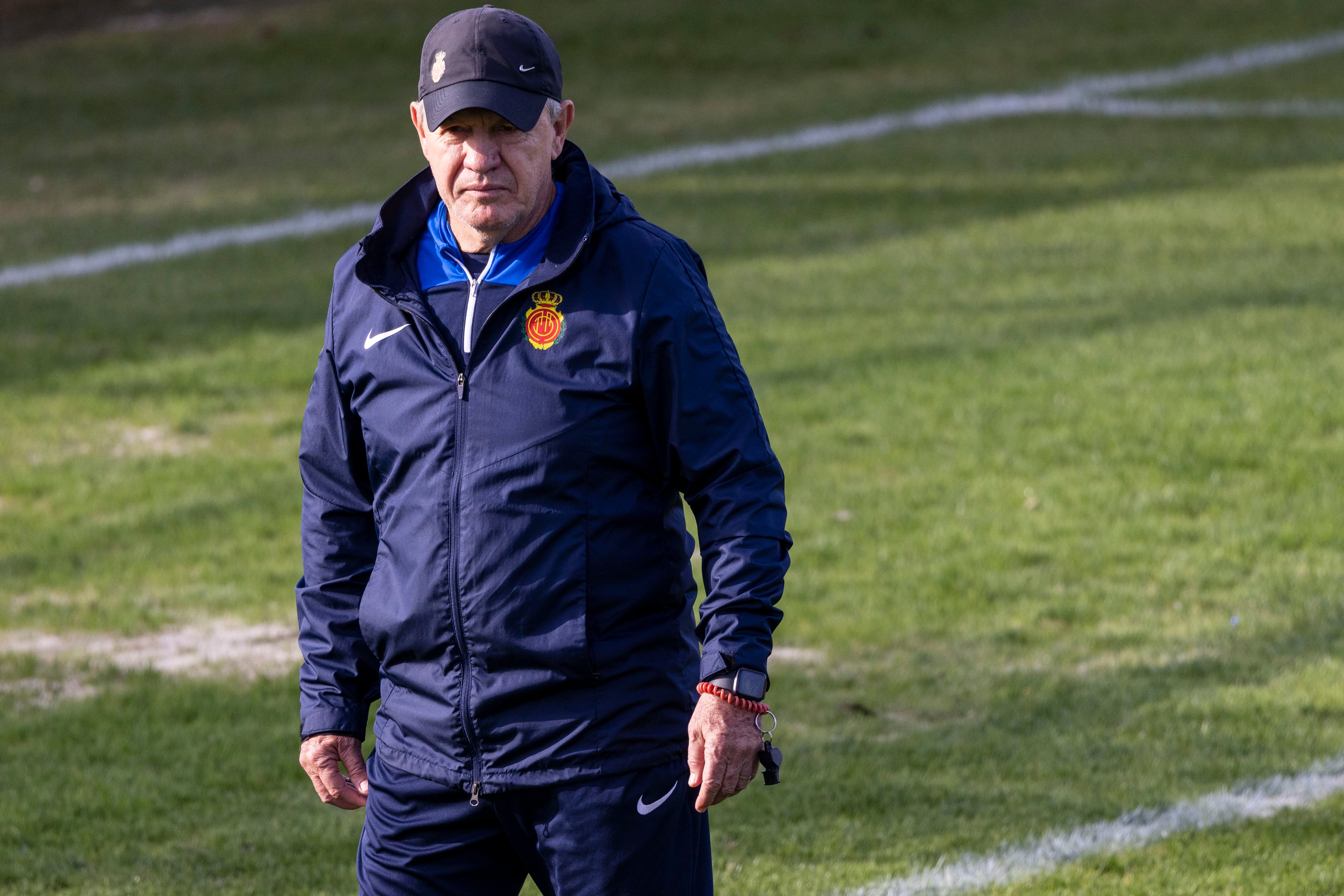 PALMA DE MALLORCA, 02/01/2023.- El técnico del Mallorca, Javier Aguirre, dirige el primer entrenamiento del equipo de este año 2023, abierto al público, hoy lunes en la Ciudad Deportiva Son Bibiloni .- EFE/CATI CLADERA
