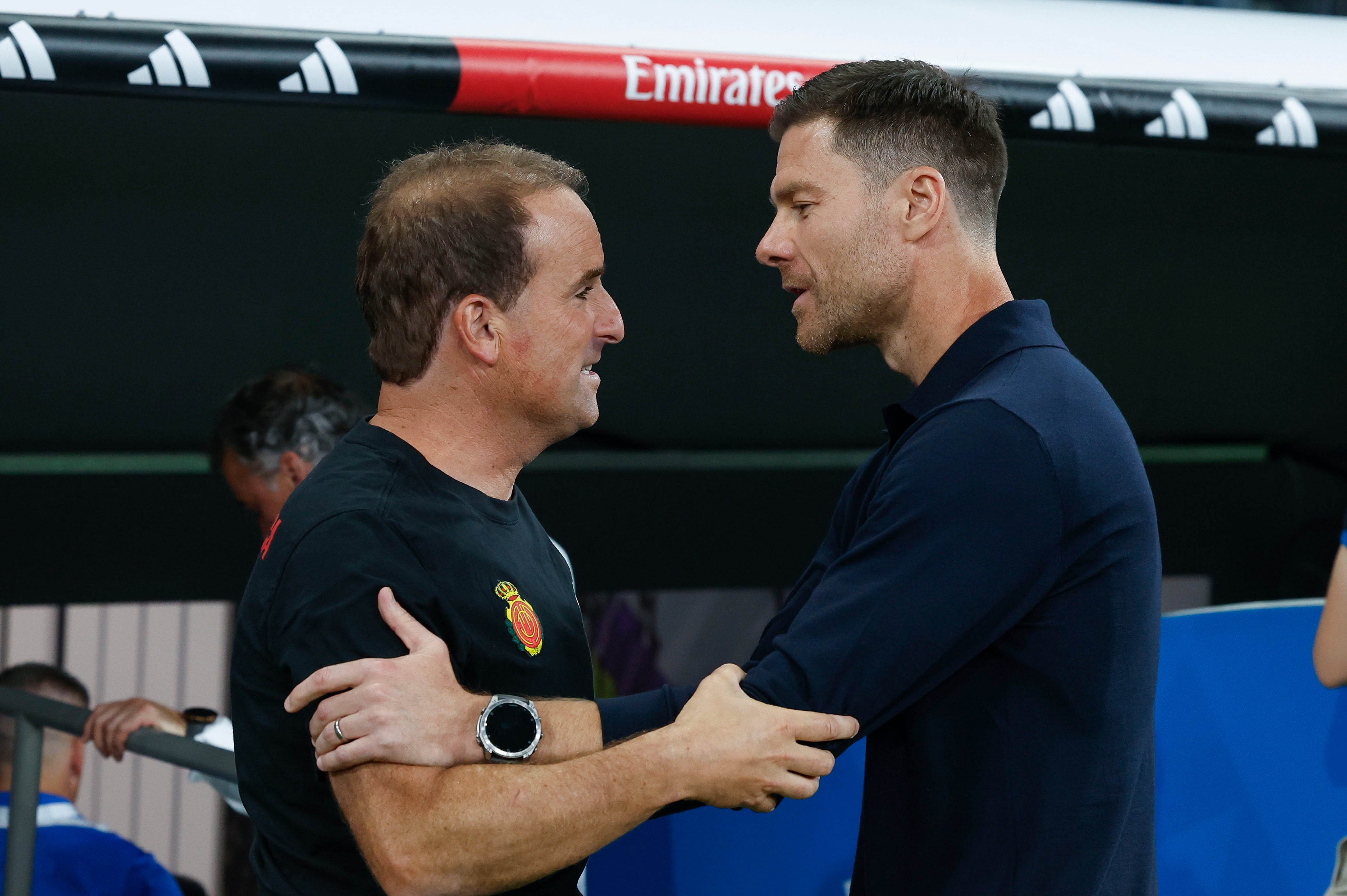 El entrenador del Mallorca, Jagoba Arrasate, saluda a Xabi Alonso, entrenador del Real Madrid. EFE/Chema Moya