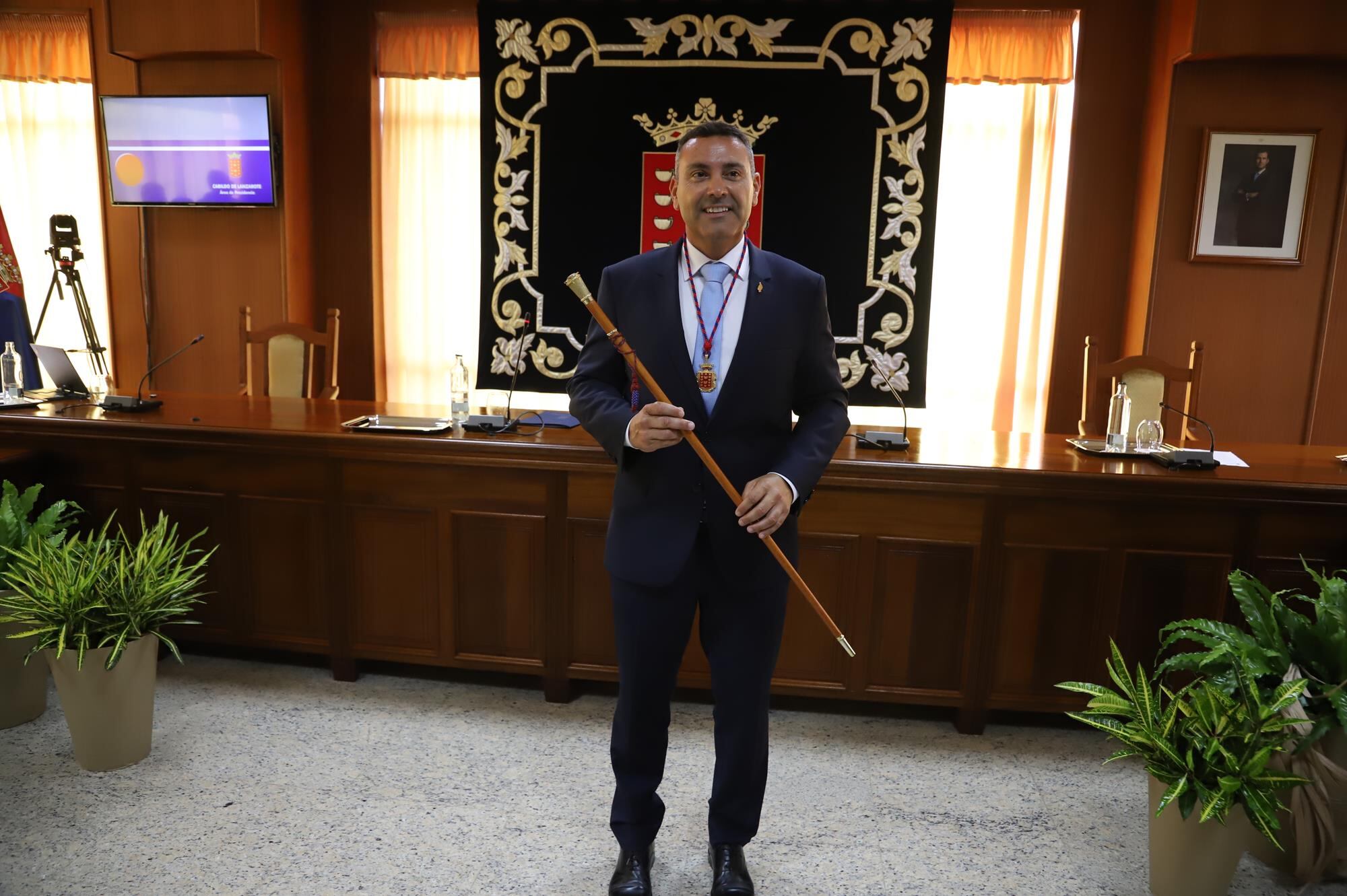 Oswaldo Betancort, con el bastón de mando del Cabildo de Lanzarote.