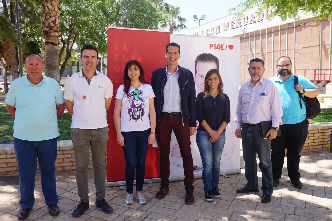 El candidato a la alcaldía del PSOE en Elda en el centro junto a sus compañeros de campaña electoral