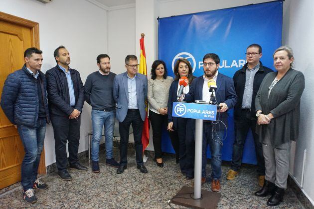 Representantes del PP comarcal en la sede de Elda