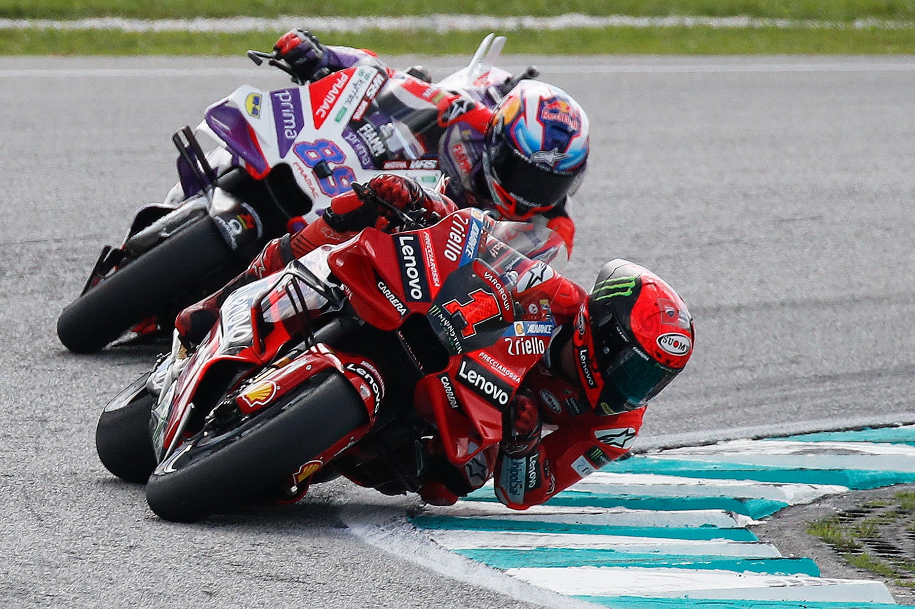 Pecco Bagnaia, seguido por Jorge Martín. (Motociclismo, Ciclismo, Francia, Malasia) EFE/EPA/FAZRY ISMAIL