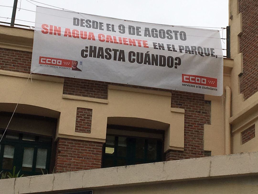 Una pancarta denuncia la situacion de los bomberos