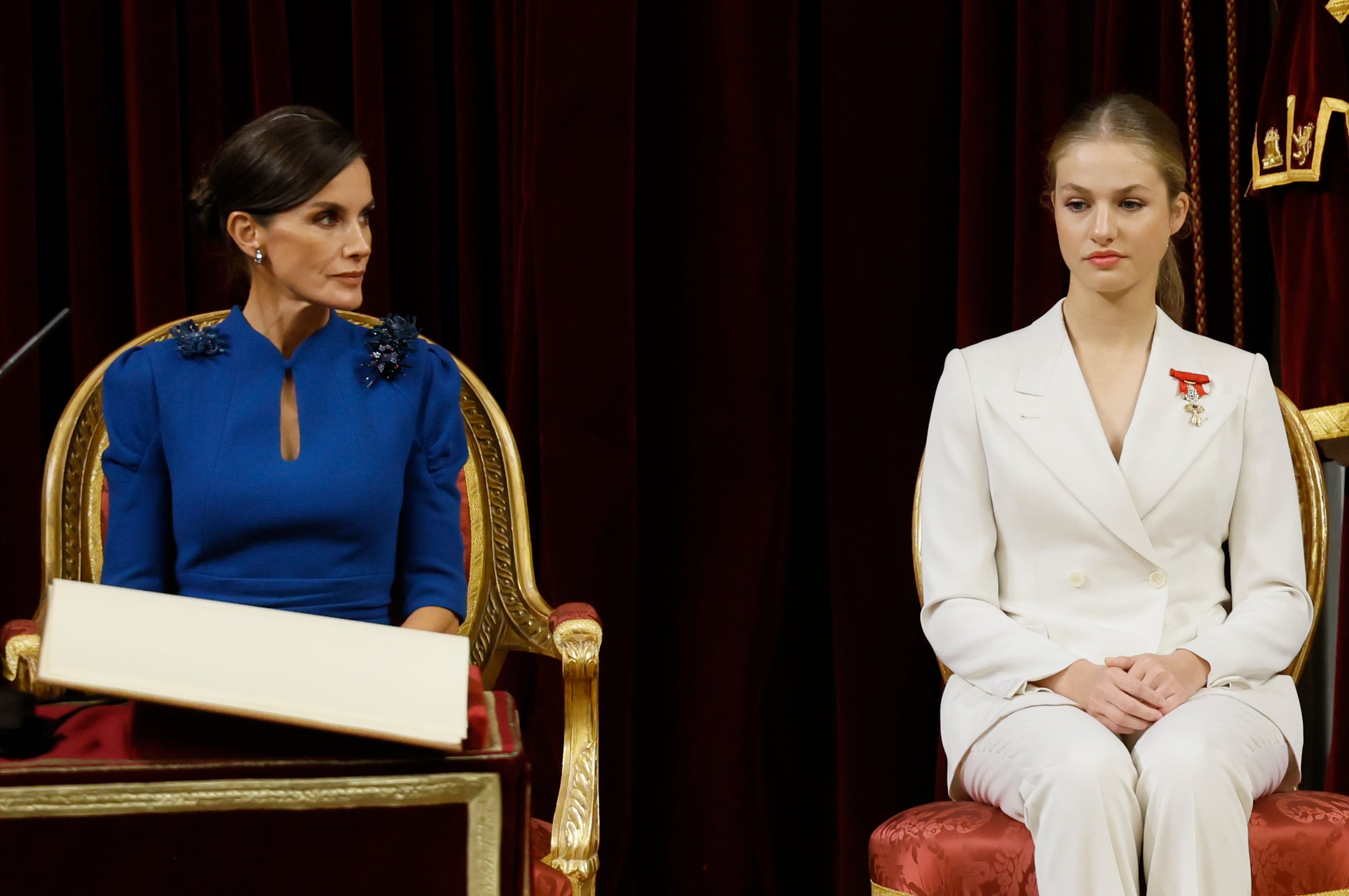 La princesa Leonor junto a su madre, la reina Letizia, durante el acto de su jura de la Constitución.