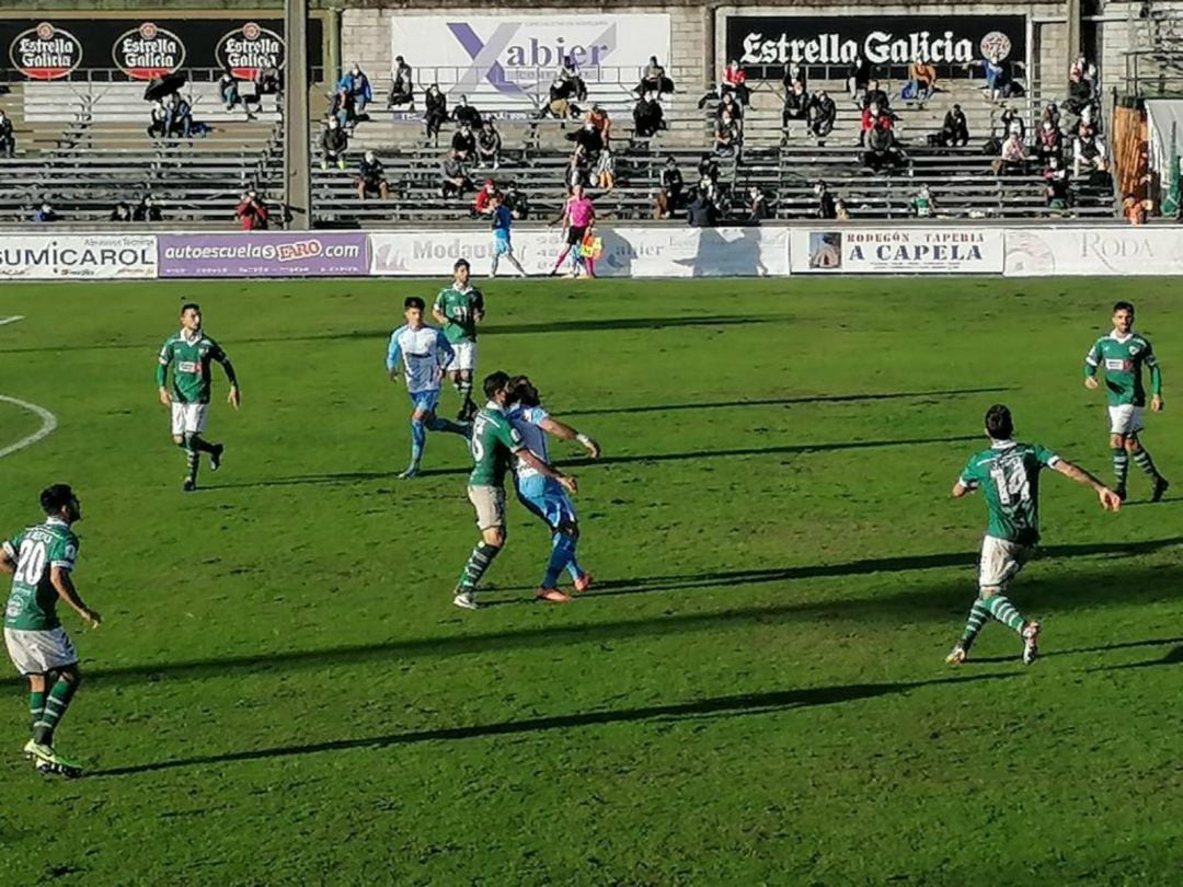 Orlando Sa lucha por la posición a la espera del balón en el campo del Coruxo