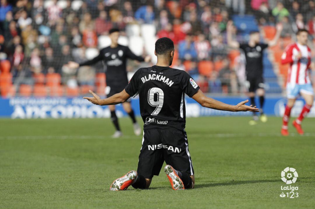 Nick Blackman reclama una jugada polémica.