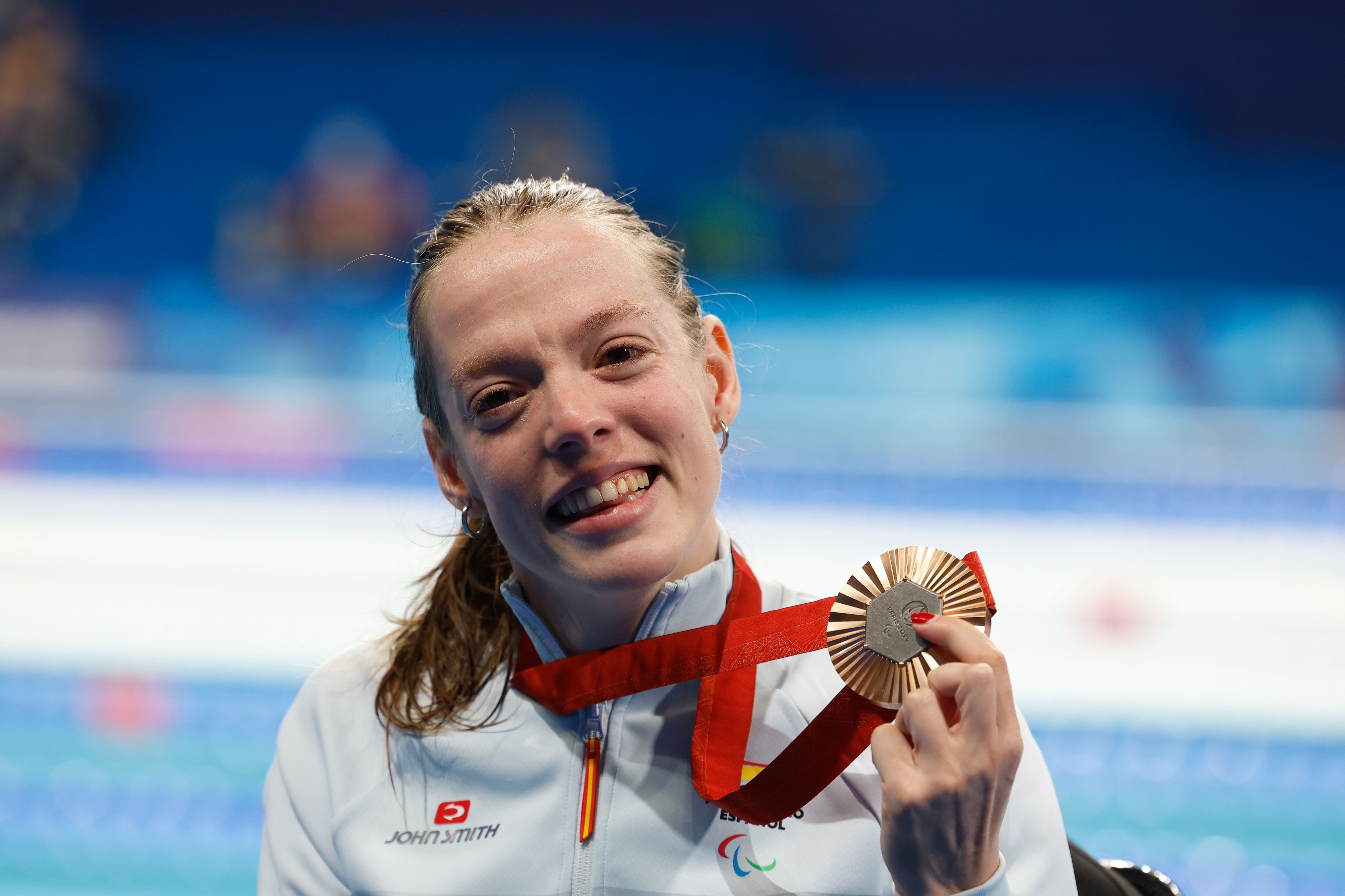 PARÍS , 02/09/2024.- La nadadora española Marta Fernández celebrando su medalla de bronce. / Foto: EFE/ Javier Etxezarreta