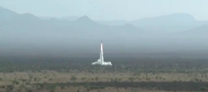 El momento del despegue de uno de los cohetes de la compañía Celestis que ofrece enviar las cenizas del ser querido al espacio