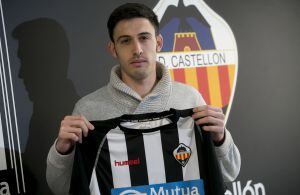 Navarro posa con su nueva camiseta