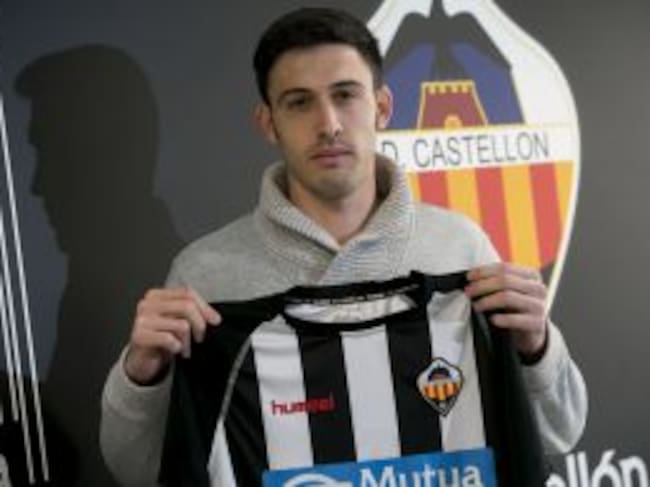 Navarro posa con su nueva camiseta