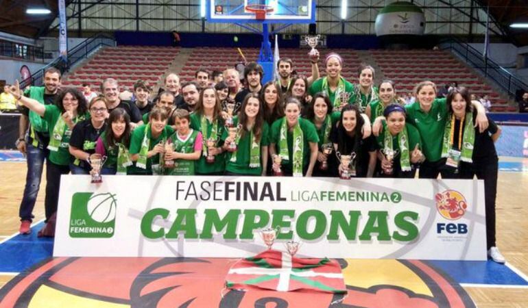 La plantilla y seguidores del conjunto alavés celebrando el ascenso en Cáceres.