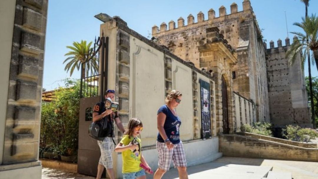 Turistas visitando el Alcázar de Jerez