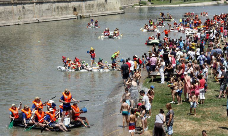 Algunes de les barques arribant a Balaguer i mullant el públic al marge del Segre. Imatge del 10 de juliol de 2016.