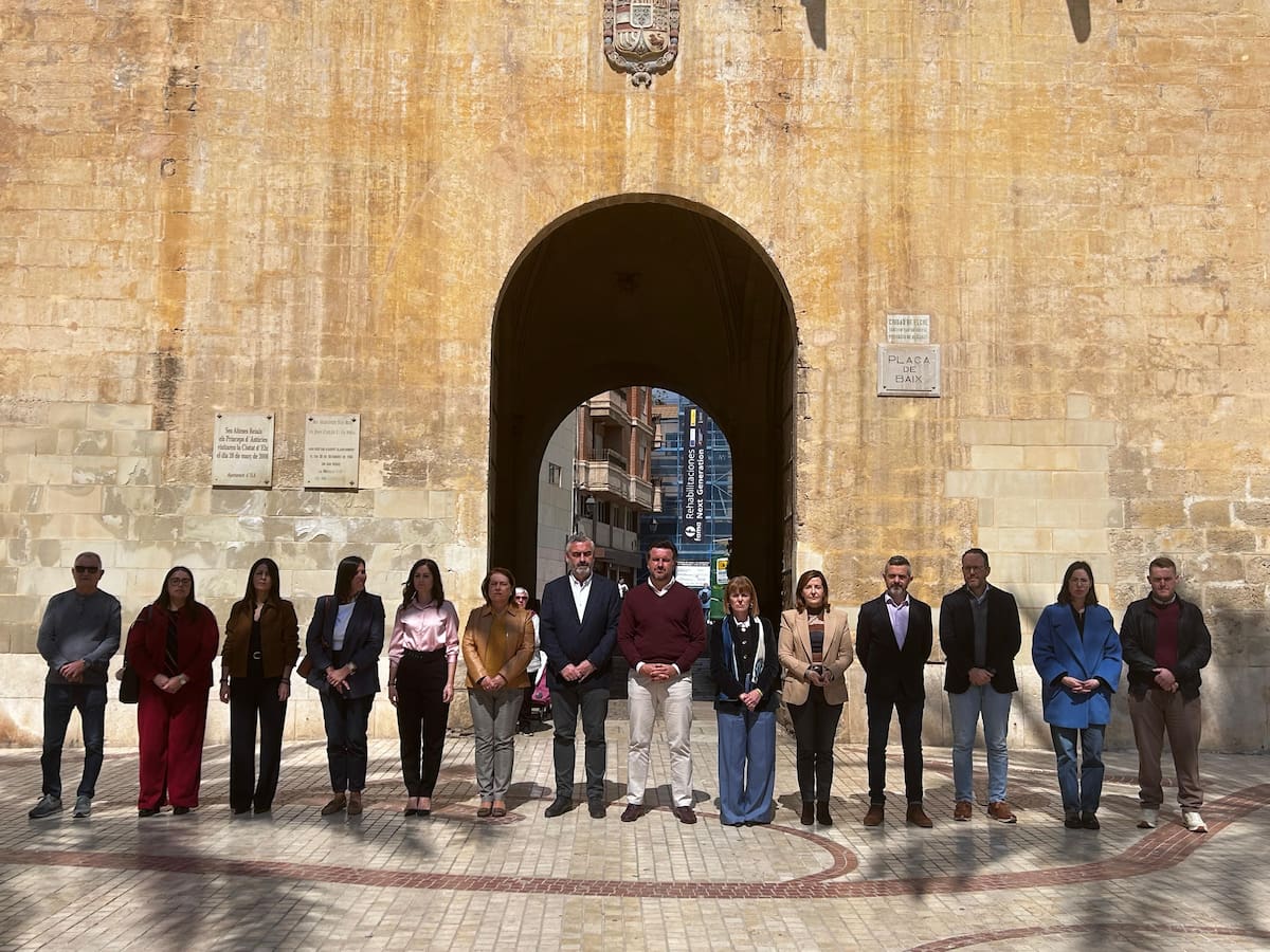 Elche muestra su rechazo al asesinato de una menor a manos de su padre en Torrevieja