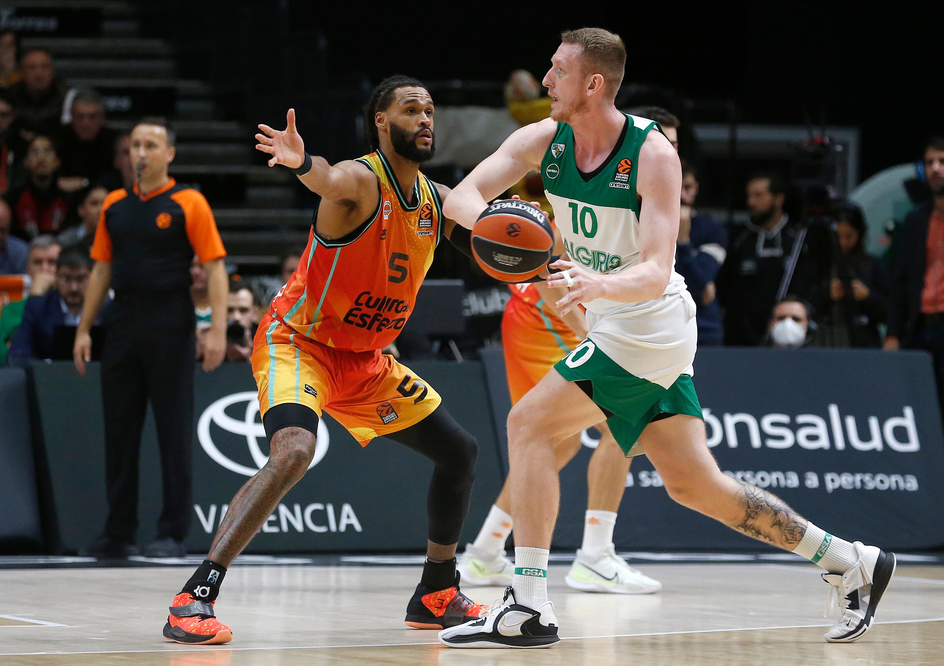 El ala-pívot estadounidense del Valencia James Webb III (i) defiende al ala-pívot letón Rolands Smits (d), del Zalgiris, durante el encuentro correspondiente a la décima jornada de la Euroliga entre el Valencia Basket y el Zalgiris Kaunas, este viernes en el pabellón de la Fuente de San Luis de Valencia. EFE/Miguel Ángel Polo