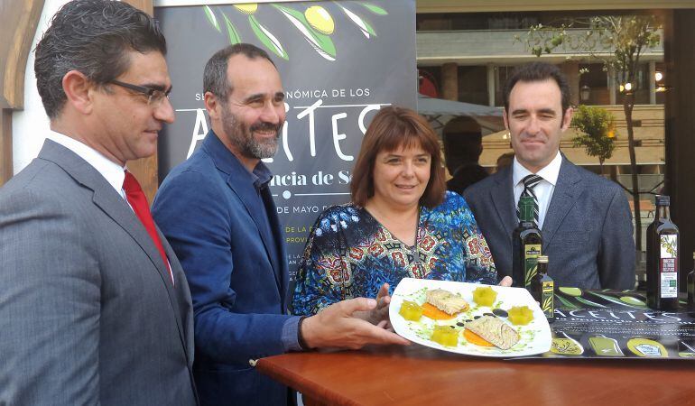 Pablo Arenas, segundo por la izquierda, en un acto de promoción del aceite de oliva