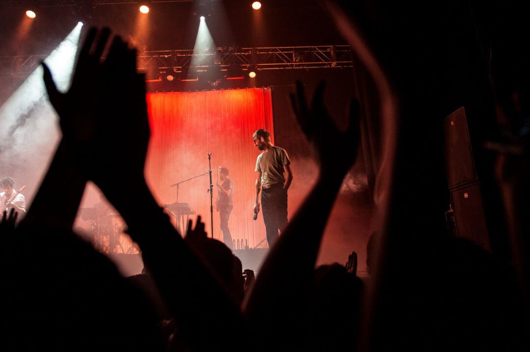 El cantante del grupo musical de pop Manel, Arnau Vallvé, durante un concierto en la sala La Mirona,en Girona