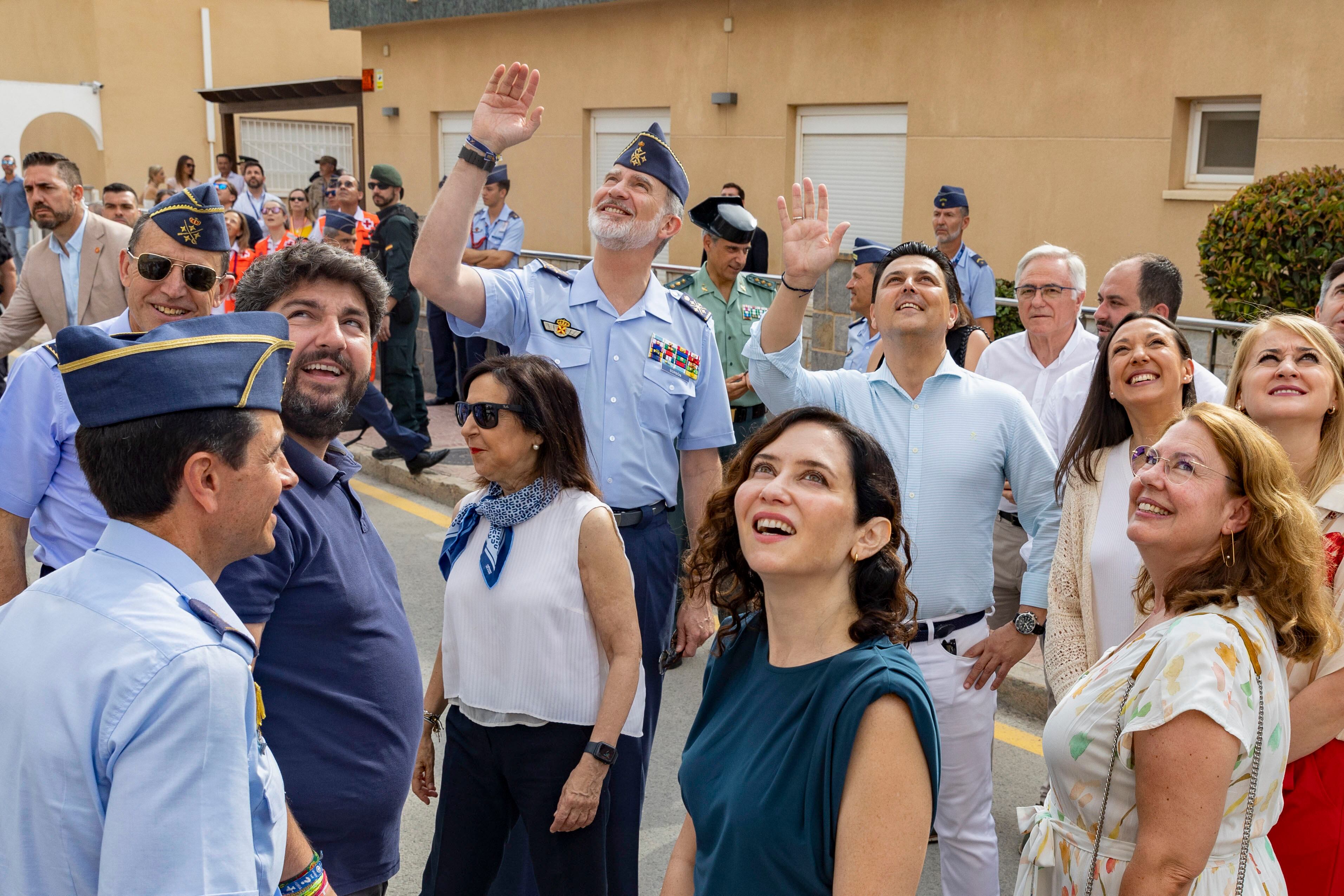 SAN JAVIER (MURCIA), 15/06/2025.- El rey Felipe VI (c) junto a la ministra de defensa, Margarita Robles (3i), el presidente de la Comunidad de Murcia, Fernando López Miras (2i), y la presidenta de la Comunidad de Madrid, Isabel Díaz Ayuso (2d), asiste al festival aéreo Aire 2025, que conmemora el 40 aniversario de la Patrulla Águila y que reúne a las mejores patrullas acrobáticas de Europa, este domingo en San Jaiver (Murcia). EFE/ Marcial Guillén

